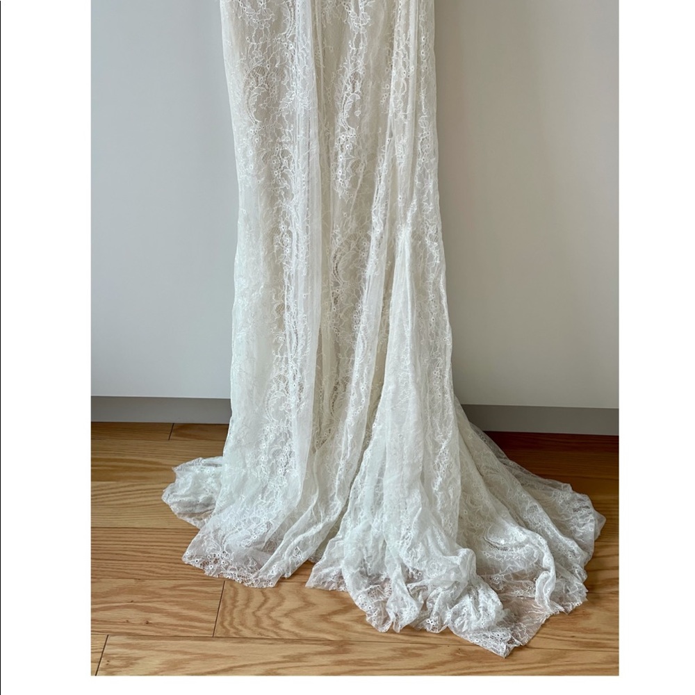 Vera Wang Ivory Embroidered Lace Wedding Gown;US 8 - Picture 11 of 11